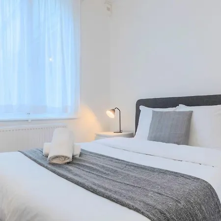 Beautiful With Balcony 4 Bedrooms! Daire *